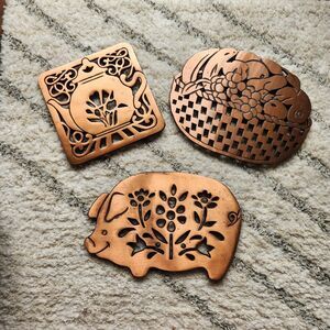 Vtg Pig, Teapot, Fruit Copper & Cast Iron Trivet Wall Hangers 3 Pc Farm Cottage